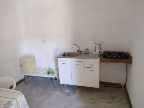 Dapur atau dapur kecil di Departamento con amplio parque en las sierras!