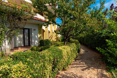 Κήπος έξω από το Menada Aheloy Apartments