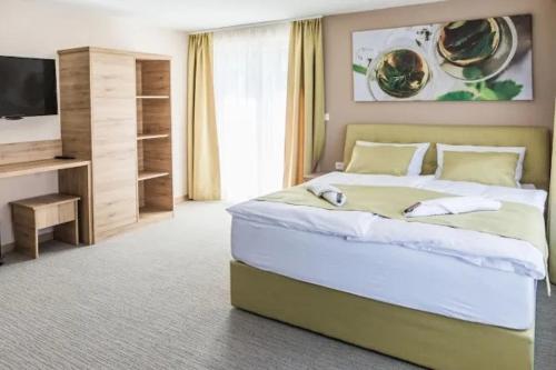 リュブリャナにあるEnDi Roomsの大きなベッドとテレビのある寝室
