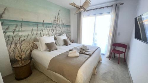 - une chambre avec un grand lit orné d'une peinture murale dans l'établissement Villas Vallée d'ASCO, à Moltifao