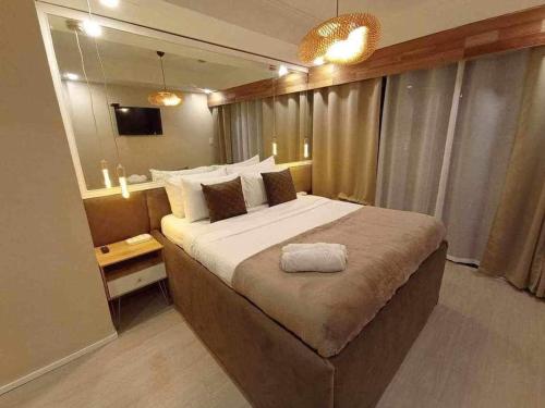 een slaapkamer met een groot bed en een spiegel bij Citadel Inn A2 Makati Central Nightlife in Manilla