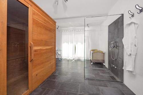 La salle de bains est pourvue d'une douche et d'une porte en verre. dans l'établissement Villa Luka in Fažana with pool & playground only 600 meter from the beach, à Fažana