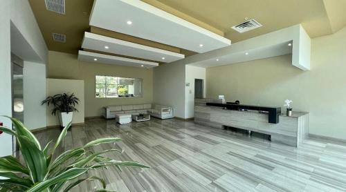 a large living room with a piano and a couch at Luxury Apartamento Hilton WI-FI, TV, Piscina y Gym in Barranquilla