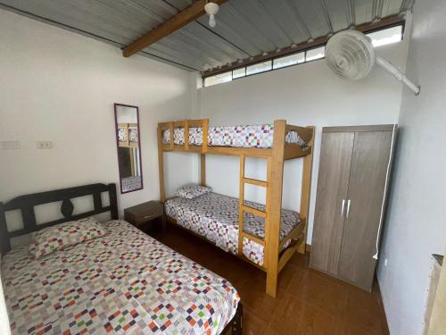 1 dormitorio con 2 literas y 1 cama en MarAzul, Casa grade familiar en Zorritos, en Zorritos