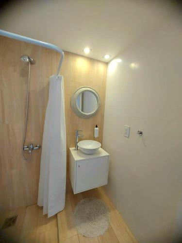 a bathroom with a sink and a mirror at Depto de categoría en zona turística in Mar del Plata