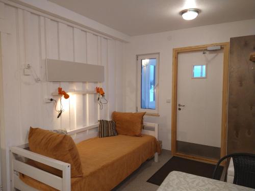 Habitación pequeña con cama y ventana en Palmse by Kohvikann, en Palmse