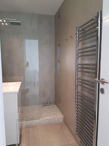 une salle de bain avec douche et lavabo dans l'établissement Antilles YourHostHelper, à La Ciotat