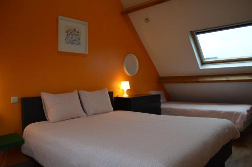 1 dormitorio con cama blanca y ventana en Fine Fleur, en Geraardsbergen