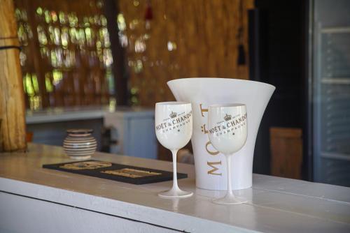 deux verres à vin et un grand vase sur un comptoir dans l'établissement Villa Atika Maison d'Hôtes & Spa, à Marrakech