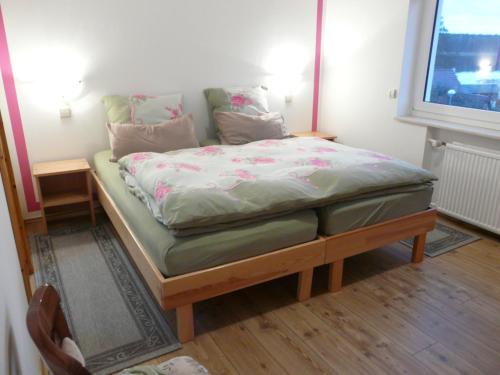 1 cama en una habitación con ventana en Ferienwohnung mit Seeblick - b46412, en Lychen
