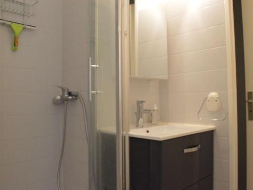 une salle de bain avec douche et lavabo dans l'établissement Appartement cosy 2 pièces, clim mobile, près de la plage, 4 couchages, Narbonne Plage - FR-1-229B-84, à Narbonne