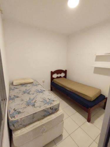 Habitación con 2 camas en una habitación en Kitnet Praia Grande, en Praia Grande