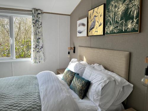 Schlafzimmer mit einem Bett mit weißer Bettwäsche und Kissen in der Unterkunft Coniston View 7 in Warton