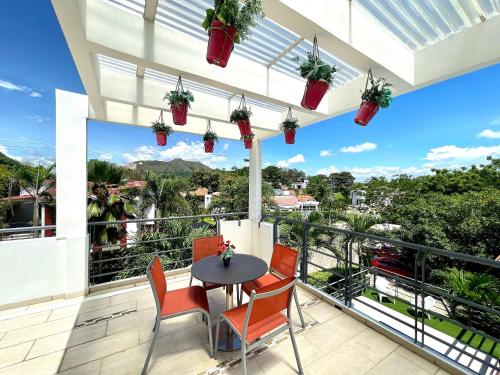 a patio with a table and chairs on a balcony at Fantástica CASA FINCA piscina priv, wifi, tv in Ricaurte