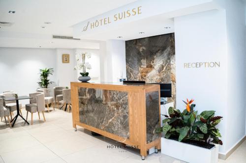 - un hall d'un hôtel avec un mur en marbre dans l'établissement Hôtel Suisse Tunis, à Tunis