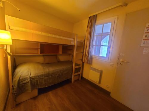 een kleine slaapkamer met een stapelbed en een raam bij Appartement cap esterel vue mer in Saint-Raphaël