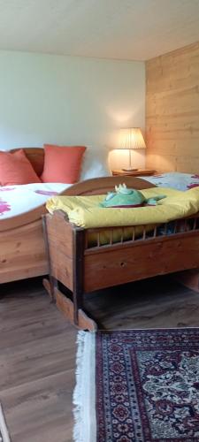 a bedroom with two twin beds and a rug at DesAlpes in Saxeten