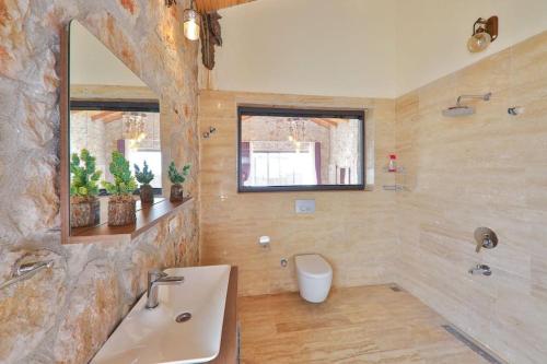 y baño con bañera, lavabo y espejo. en Villa Yaren / Kalkan, en Kas