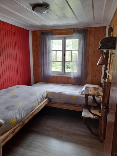 Bett in einem Zimmer mit Fenster in der Unterkunft Le petit vignoble du brûlé marron in Cilaos