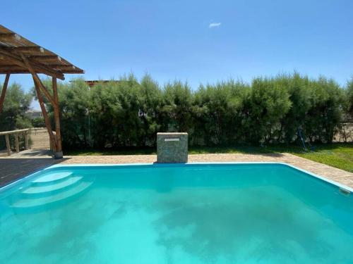 una piscina in un cortile con di Casa de campo ecológica a Huacho