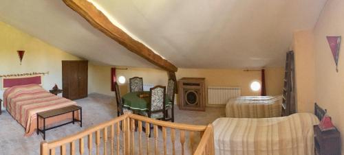 - une grande chambre avec un lit et un escalier dans l'établissement Maison Lou Colombier, à Comps-sur-Artuby