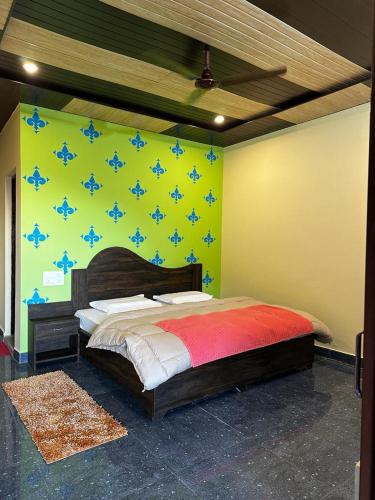 sypialnia z łóżkiem z niebieskimi gwiazdkami na ścianie w obiekcie BluePearlHomeStay w mieście Ukhimath