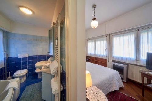 a room with a bed and a bathroom at tosca house 2 in Varenna