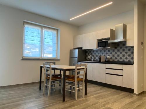 a kitchen with a table and chairs in a room at Ca’ del Riccio Blu in Bra