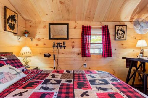 een slaapkamer met een bed in een blokhut bij Shadow Hills farm in Fort Edward