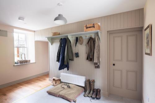 Habitación con puerta y armario con ropa. en Refurbished Highland Lodge in Spectacular Scenery en Pitlochry