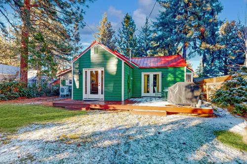 Sisters Downtown 1930s Cottage – Photos 2