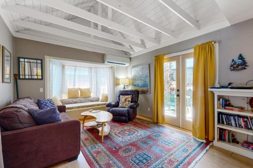 Sisters Downtown 1930s Cottage – Photos 3