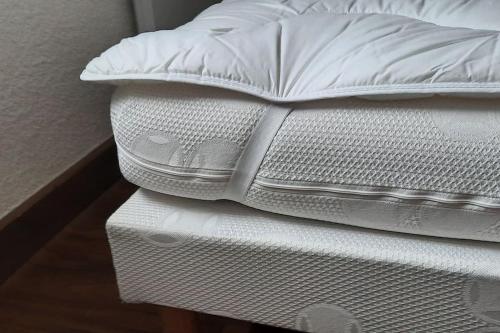 eine weiße Matratze auf einem Bett in der Unterkunft Appartement VERCORS 4 personnes in Autrans