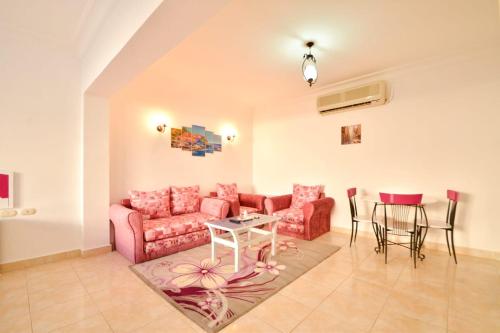 - un salon avec un canapé et une table dans l'établissement Delta Sharm, à Charm el-Cheikh