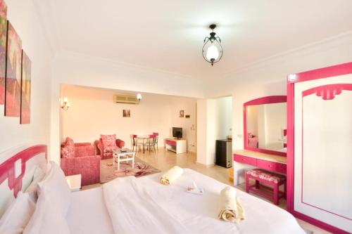 - une chambre avec un lit et un salon dans l'établissement Delta Sharm, à Charm el-Cheikh