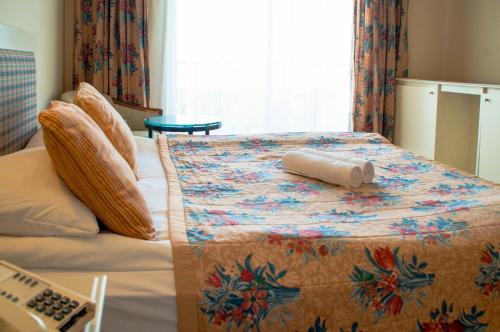 Un pat sau paturi într-o cameră la Belkon Hotel