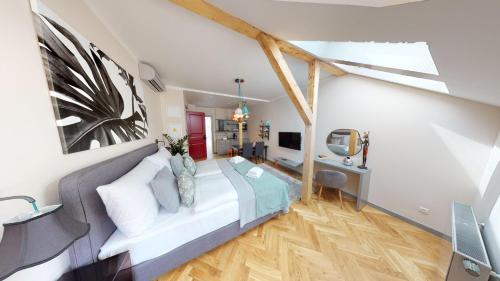1 dormitorio con cama blanca y escritorio en Garden Suites Residence by TKC en Praga