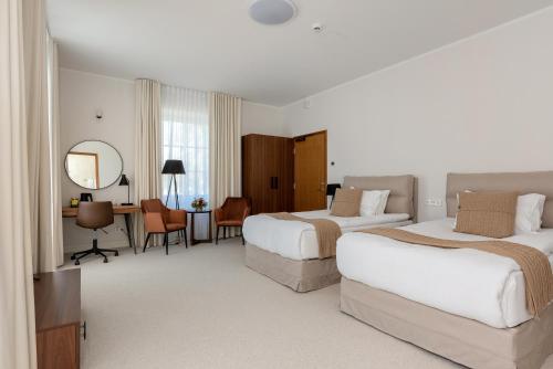 เตียงในห้องที่ The MANOR Sports & Spa
