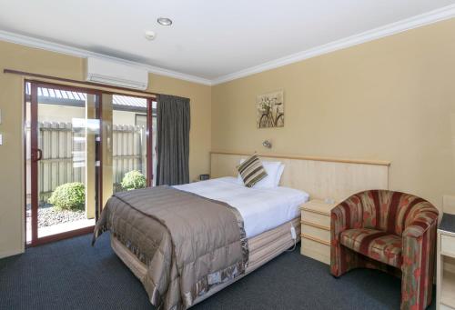 Un pat sau paturi într-o cameră la Blenheim Spa Motor Lodge