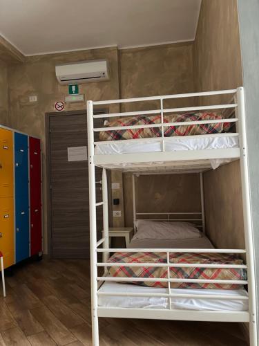 Cette chambre dispose de lits superposés avec 2 lits superposés. dans l'établissement Gloria Hostel Milano, à Milan