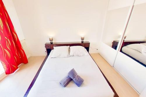 Кровать или кровати в номере Appartement Nice avec balcon et parking privé