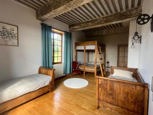 Zimmer mit 2 Betten und einem Schreibtisch. in der Unterkunft Gîte Entre Sources et Sapins 