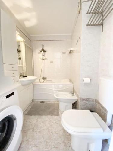 Baño blanco con aseo y lavamanos en Apartment P47 en Koper