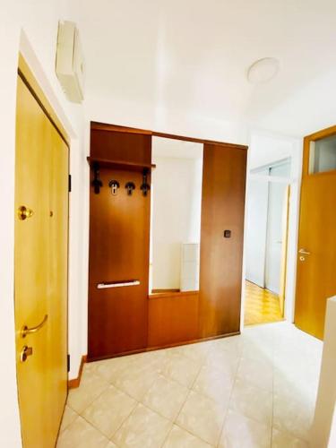 un pasillo con 2 puertas de madera en un edificio en Apartment P47 en Koper