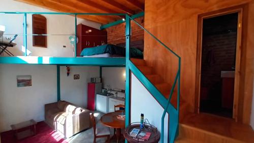 Zimmer mit einem Etagenbett und einer Treppe in der Unterkunft Reloj de Flores Lofts y Apartamentos in Viña del Mar