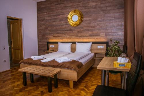 シビウにある4Rooms Central Sibiuのベッドルーム1室(ベッド1台、壁掛け鏡付)