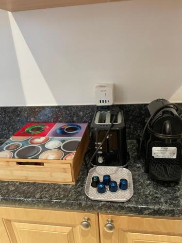 - un comptoir avec une cafetière et un grille-pain dans l'établissement Appartement hyper centre, Parking gratuit, à Fontainebleau