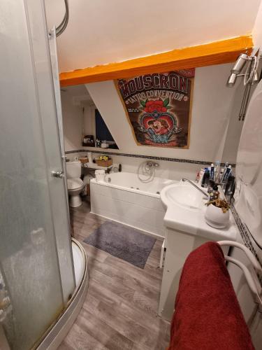 une salle de bain avec une douche, une baignoire et un lavabo dans l'établissement OFFRE SPECIALE JO AVEC TRANSPORT GRATUIT SUR DEMANDE Chambre privée dans grande maison de ville avec jardin, à Wattrelos