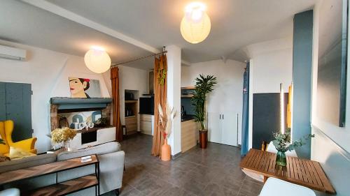 un salon avec un canapé et une table dans l'établissement L'appartement de l'Arche, à Châteauneuf-de-Gadagne