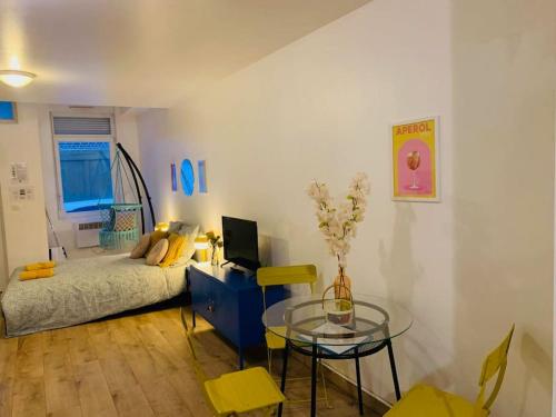 um quarto com uma cama e uma mesa de vidro em cocooning modern design studio em Avesnes-sur-Helpe